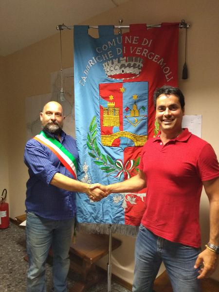 Douglas e o prefeito de  Fabbriche di Vergemoli, Micheli Gianini - Arquivo pessoal - Arquivo pessoal