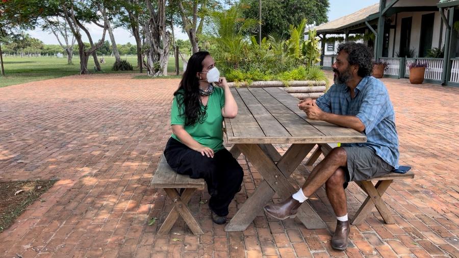 Marcos Palmeira recebe Claudia Gaigher, do "Globo Repórter", na Fazenda Rio Negro: mesmo cenário de "Pantanal" da primeira versão - Divulgação/TV Globo