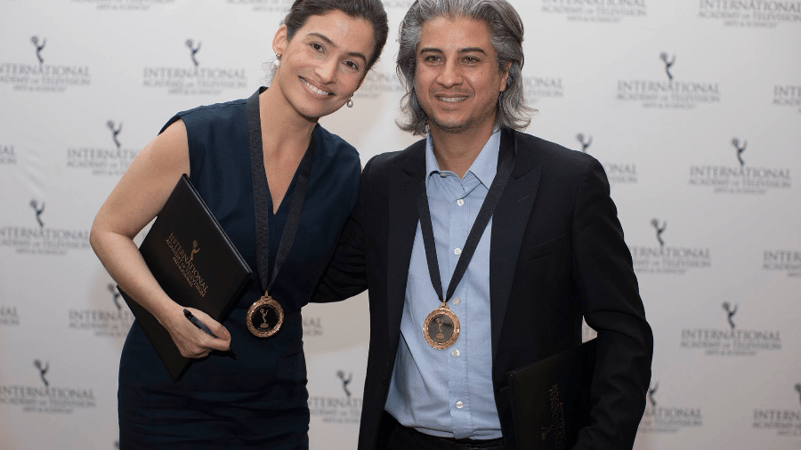 A âncora do Jornal Nacional, Renata Vasconcellos, e ex-chefe de jornalismo investigativo da Globo, Tyndaro Menezes, no Emmy 2017 - Divulgação/Emmy