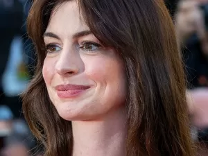 Anne Hathaway diz estar sóbria há mais de 5 anos: 'Tudo está melhor'