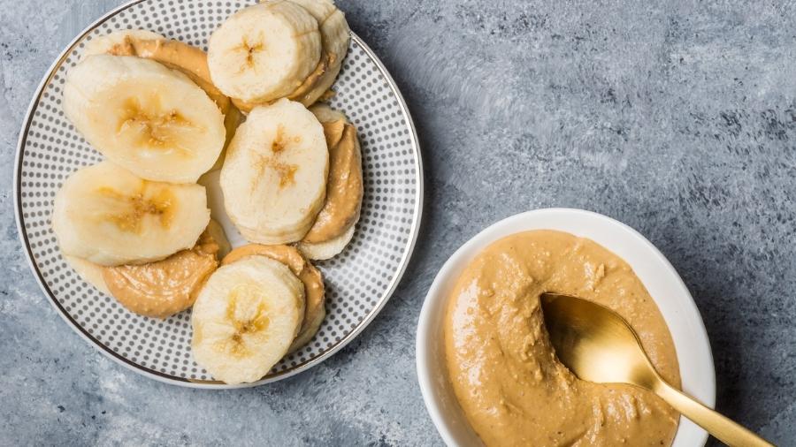 Lanchinho saudável de banana com pasta de amendoim ajuda você a matar a vontade de comer doce sem precisar ingerir açúcar - Getty Images/iStockphoto