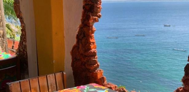 Restaurante surpreende com "buracos" e vista para Baía de Todos os Santos