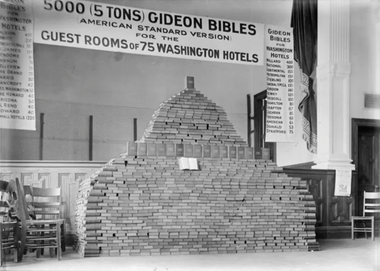 Cinco mil bíblias a serem distribuídas para quartos de 75 hotéis em Washington, nos EUA, em 1913 - Heritage Art/Heritage Images via Getty Images - Heritage Art/Heritage Images via Getty Images