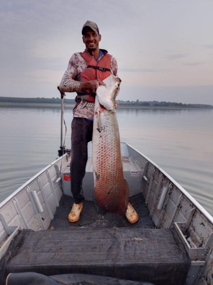 Izael Gonçalves com pirarucu pescado no rio Grande - Arquivo pessoal - Arquivo pessoal