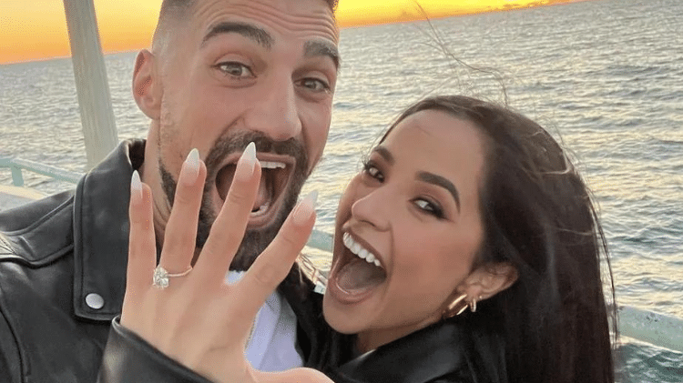 Becky G e Sebastian Lletget ficaram noivos no ano passado, mas romperam após boatos de traição