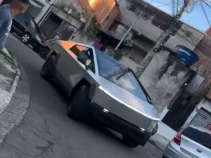 Tesla Cybertruck viraliza rodando sem placas em comunidade de São Paulo