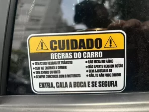 Adesivo de 'regras do carro' vira moda e causa polêmica entre passageiros