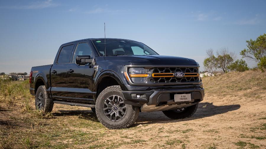 No design da F-150, a linha Tremor traz detalhes em laranja na grade frontal No design da F-150, a linha Tremor traz detalhes em laranja na grade frontal