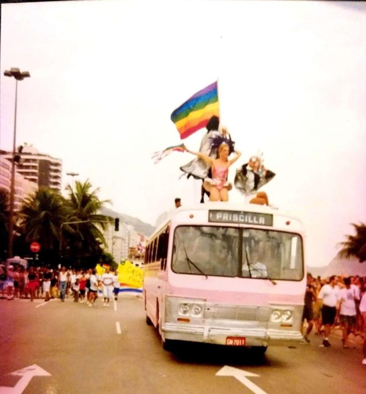 Kassandra Taylor e seu ônibus rosa chamado Priscilla, na 'Marcha pela Cidadania' no Rio, a primeira Parada Gay do Brasil, em 1995 Kassandra Taylor e seu ônibus rosa chamado Priscilla, na 'Marcha pela Cidadania' no Rio, a primeira Parada Gay do Brasil, em 1995