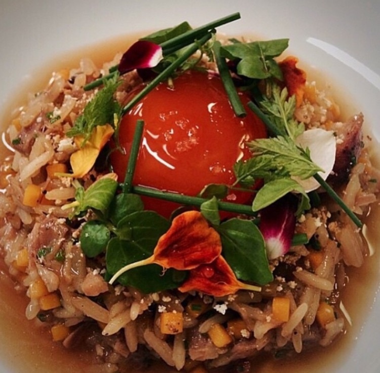 GALINHÓDROMO (PRAÇA ROOSEVELT) - O Galinhódromo da Virada Cultural vai funcionar das 19h de sábado (20) até as 3h de domingo, na praça Franklin Roosevelt, 158. Além da famosa galinhada do restaurante Dalva e Dito, do chef Alex Atala, vendida em porções de R$ 15 e R$ 30, haverá versões do prato feitas pelo chef Rodrigo Oliveira, do Mocotó, pela chef Janaina Rueda, do Bar da Dona Onça (foto), e pelos donos do Galinhada do Bahia, Consulado Mineiro, Bar do Biu, Santa Ana Bistrô e Cariri - Divulgação