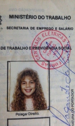 Detalhe da foto da carteira de trabalho de Cátia Paganote, tirada no início da adolescência para assumir a profissão de paquita
