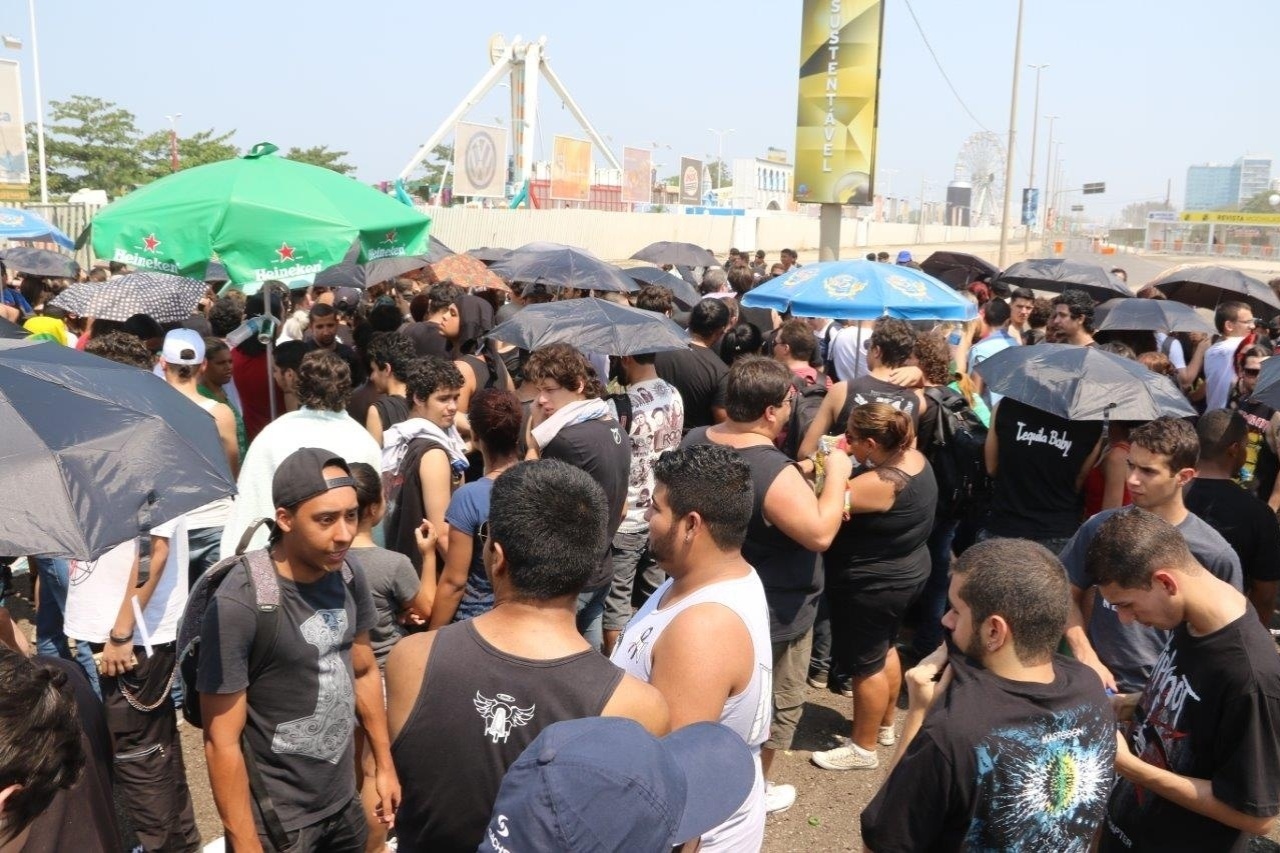 25.set.2015 - Com 39ºC na região da Cidade do Rock, fãs do metal se protegem com guarda-chuvas e cangas - Zulmair Rocha/UOL