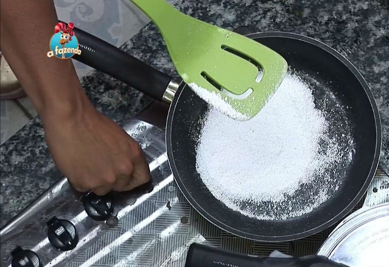 7.out.2015 - Veridiana Freitas só arriscou cozinhar tapioca - Reprodução/Record