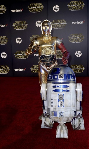 14.dez.2015 - Os personagem do filme R2-D2 e C-3PO posam para fotos durante a a première mundial de ?Star Wars: O Despertar da Força", em Los Angeles, nos Estados Unidos