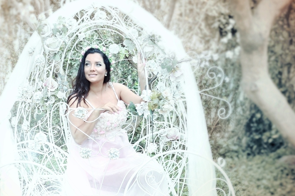 A atriz Mônica Carvalho está grávida de oito meses de Valentina, sua primeira filha com o atual marido, o ator Alaor Paris Júnior. Mônica, de 44 anos, passou por dois abortos espontâneos e cinco fertilizações in vitro em quase seis anos de tentativas - Roni Sanches/Divulgação