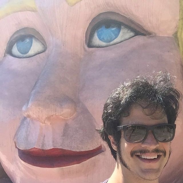 16.fev.2016 - Mateus Solano fez os internautas voltarem no tempo com uma foto diante da boneca Eva, quem lembra? "Finalmente realizei o sonho de conhecer a Boneca Eva e aprender mais como é o nosso corpo por dentro #anos80". O brinquedo gigante, que reproduz o interior do corpo humano e formou filas pelas cidades em que passava no Brasil durante os anos 80, está em Nova Friburgo (RJ) desde janeiro de 2015 - Reprodução/mateusolanooficial