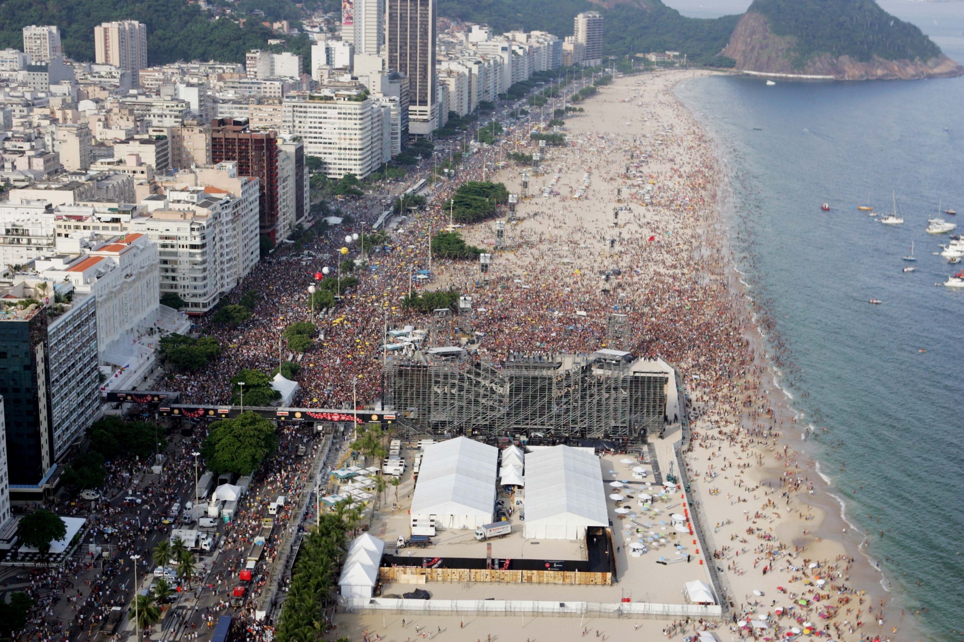 18.fev.2006 - Público começa a chegar para o show gratuito dos Rolling Stones na praia de Copacabana, no Rio de Janeiro, que reuniu 1,2 milhão de pessoas - Fernando Donasci/Folhapress