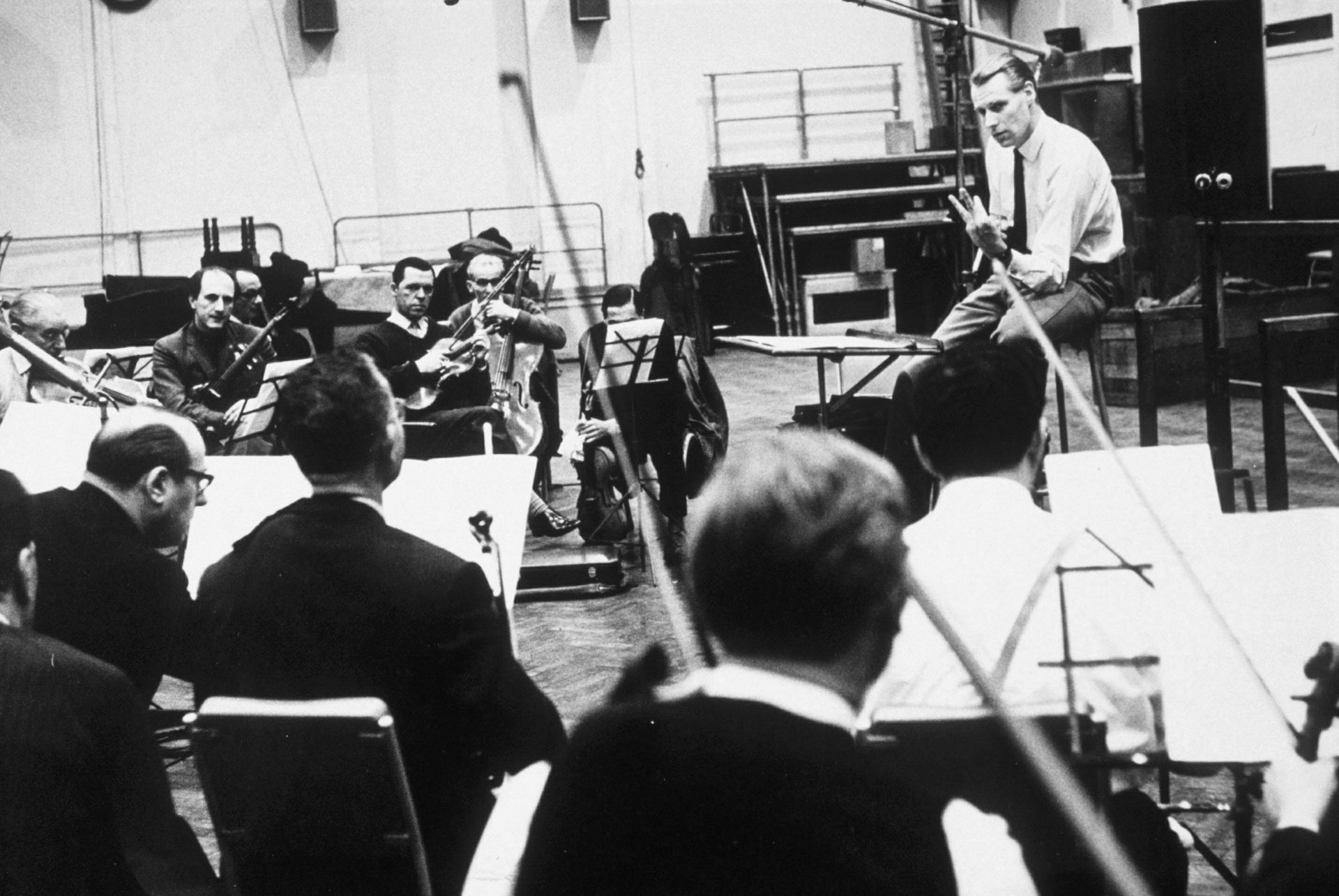 Martin com uma orquestra em 1965; sua influênciam música clássica de Martin rendeu grandes pérolas dos Beatles, como "Eleanor Rigby" e "A Day in the Life" - David Magnus/Rex/Shutterstock