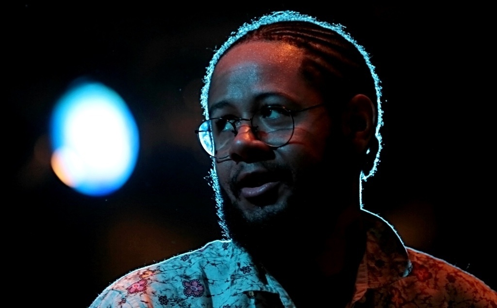 22.mai.2016 - O rapper Emicida se apresenta em Parelheiros, zona sul de São Paulo, durante a Virada Cultural - Flávio Florido/UOL