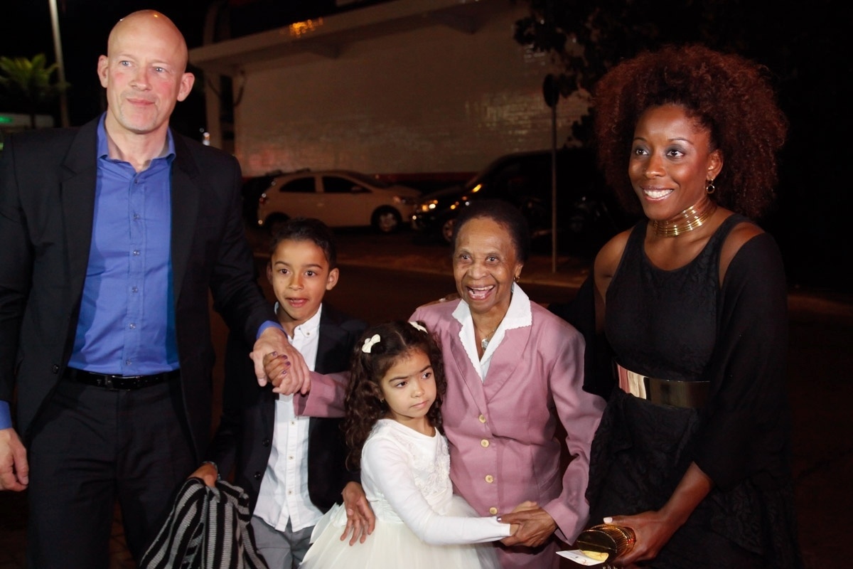 9.jul.2016 -  A mãe de Pelé, Dona Celeste, chega com familiares ao casamento no Guarujá - Manuela Scarpa e Marcos Ribas/Brazil News