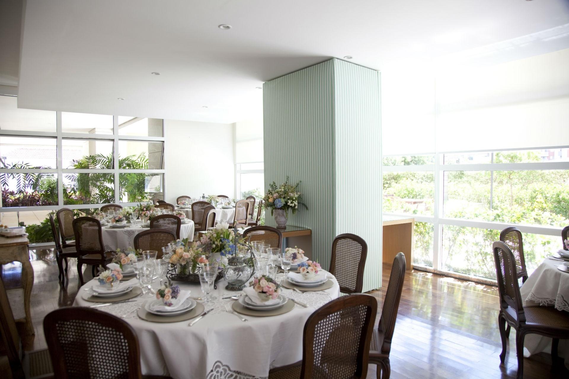 A festa de Bruna Beraldo e Renato Curry foi no salão do prédio onde atualmente moram. As mesas redondas com cadeiras confortáveis receberam os convidados. Na decoração, tecidos claros e flores delicadas até mesmo sobre as louças (usar apenas no respectivo material, foto de personagem) - Maíra Preto/ Divulgação