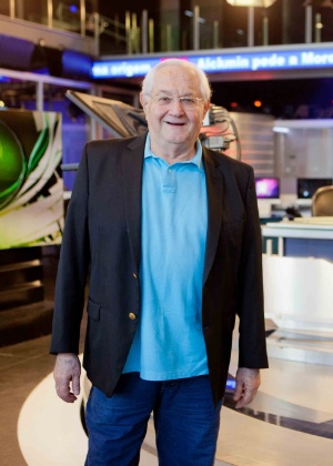 10.out.2016 - Boris Casoy posa na redação do "RedeTV News" após assinar com a emissora - Artur Igrecias/RedeTV/Divulgação - Artur Igrecias/RedeTV/Divulgação