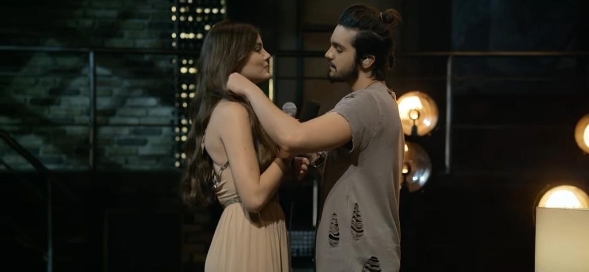Luan Santana troca carinhos com Camila Queiroz em cena do clipe "Amor de Interior" - Reprodução