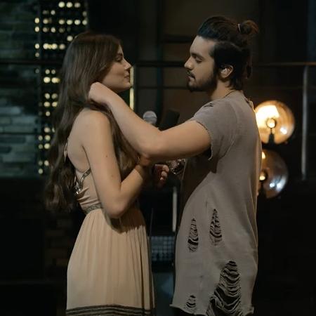 Luan Santana troca carinhos com Camila Queiroz em cena do clipe "Amor de Interior" - Reprodução