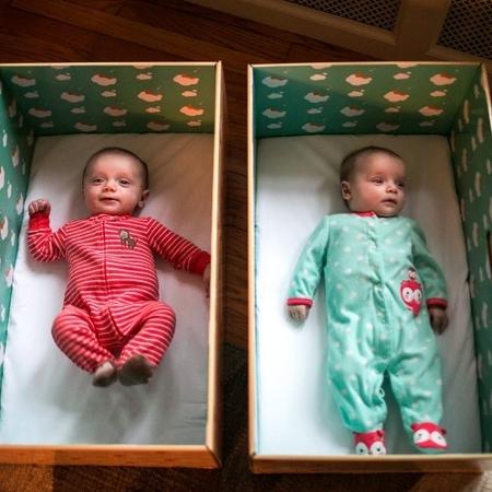 Dormir em caixas de papelão é uma forma de sono seguro para bebês recém-nascidos - Reprodução/Maddie McGarvey/NPR