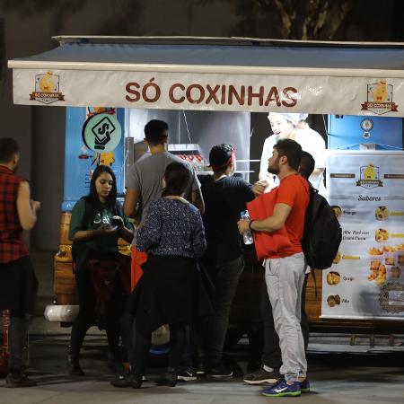 Público da Virada Cultural compra coxinhas no Anhembi - Simon Plestenjak/UOL - Simon Plestenjak/UOL