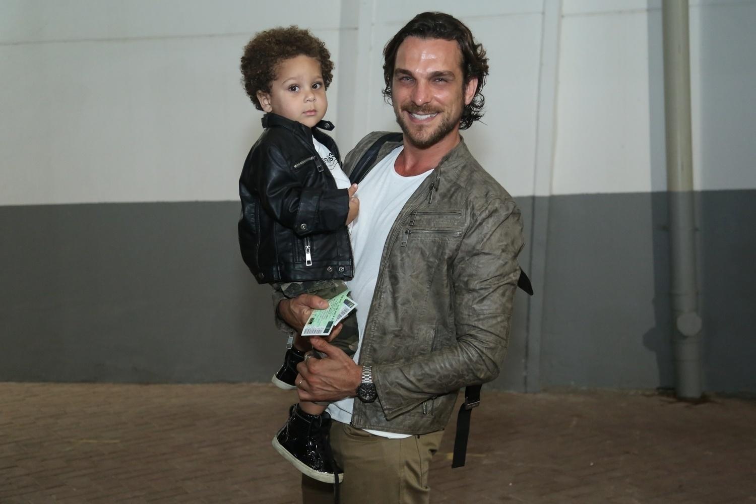 Igor Rickli com o pequeno Antônio no Disney On Ice, no Rio de Janeiro - Roberto Filho / Brazil News