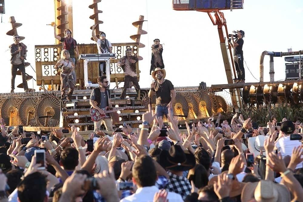 Os sertanejos Fernando e Sorocaba comemoraram 10 anos de carreira com a gravação de um DVD em uma plantação de milho - Cláudio Augusto/Brazil News