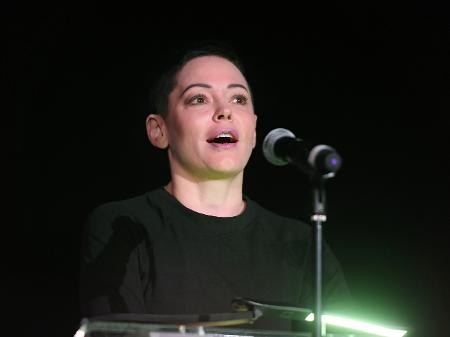 A atriz Rose McGowan discursa em festival de cinema em Los Angeles, em abril de 2017 - Matt Winkelmeyer/Getty Images for TCM