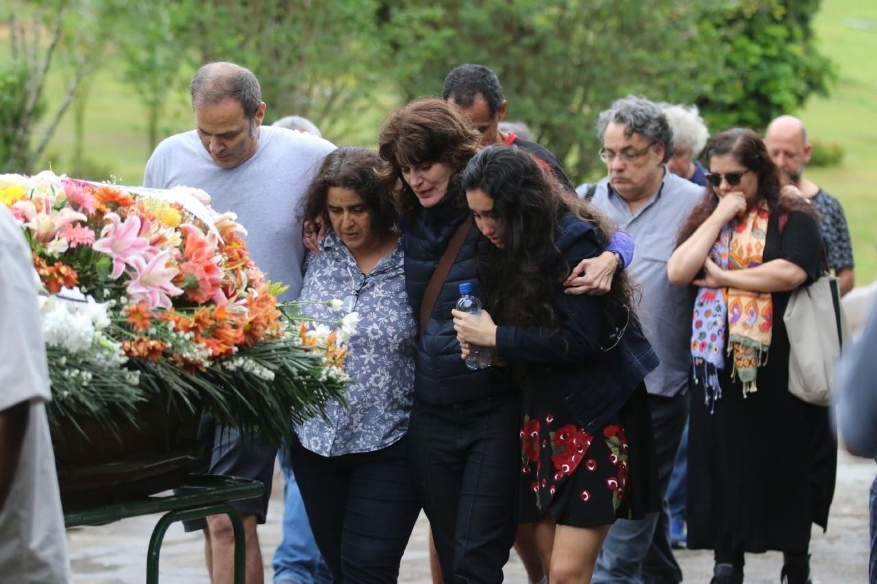 Amigos e familiares se emocionam no último adeus a Márcia Cabrita, que morreu após luta contra o câncer - Daniel Pinheiro/AgNews
