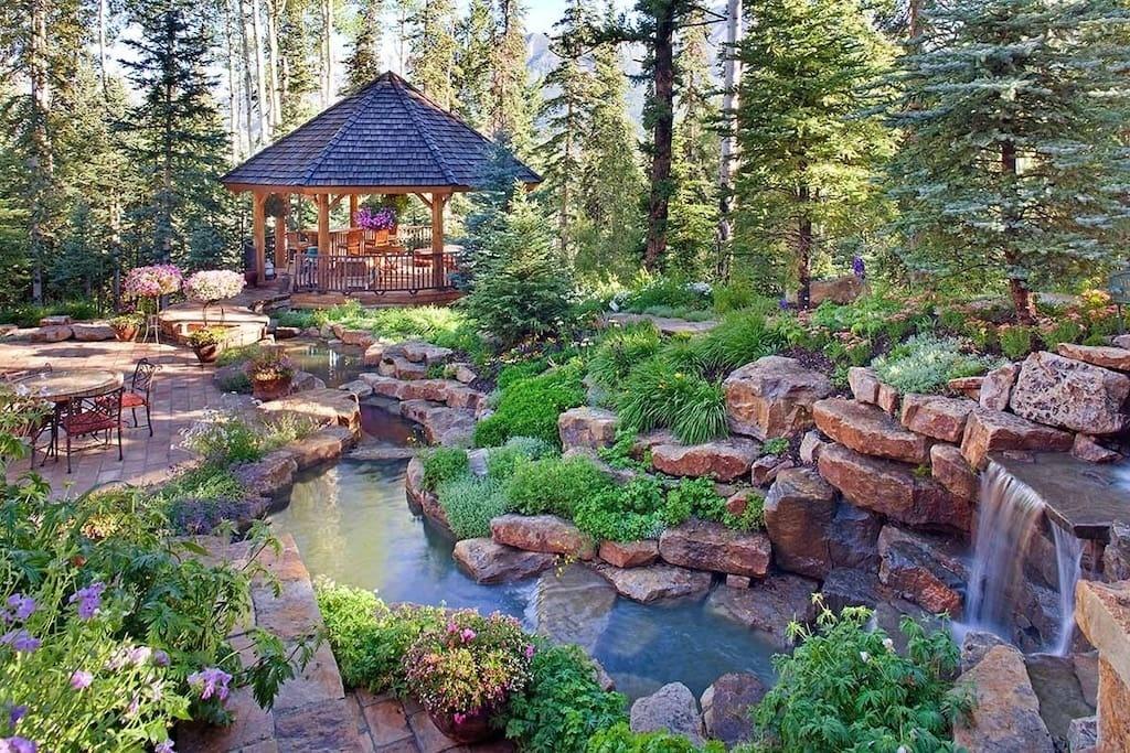 Ariana Grande escolheu esta casa para descansar no estado americano do Colorado. Com uma diária de R$ 34.900 a mansão tem de piscina indoor a uma pista de boliche. https://www.airbnb.com.br/rooms/21783679 - Divulgação/Airbnb