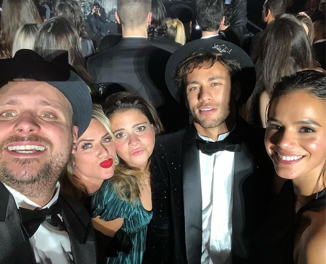 Neymar e Bruna Marquezine posam com os amigos Léo Fuchs, Giovanna Ewbank e Juliana Mattoni na festa de 26 anos do jogador - Reprodução/Instagram/leo.fuchs