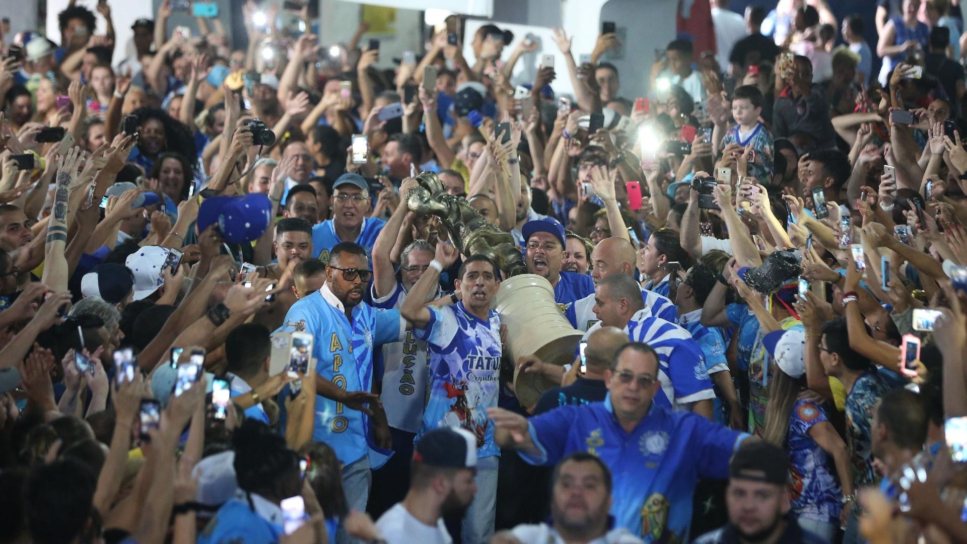 Comemoração na quadra da Acadêmicos do Tatuapé, bicampeã do Carnaval de SP - Ricardo Matsukawa/UOL