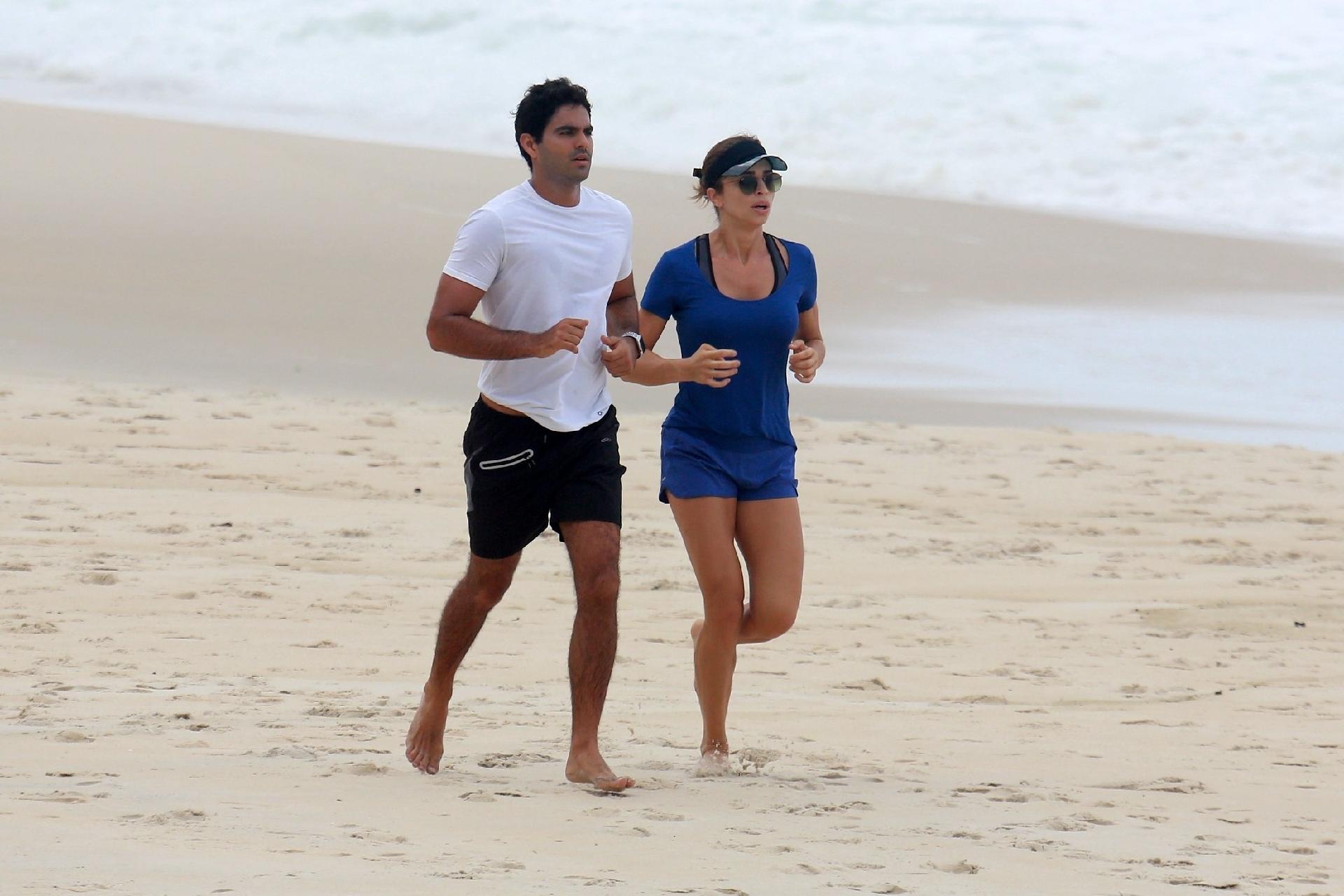 Grazi correu na areia da praia de São Conrado, zona sul do Rio, com o namorado, o empresário Patrick Bulus - Ag.News