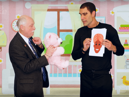 Sacha Baron Cohen em cena de "Who is America? - Reprodução