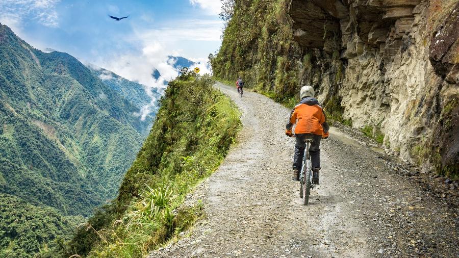 Na Estrada da Morte, nenhuma barreira separa os ciclistas de profundos precipícios - Getty Images/iStockphoto