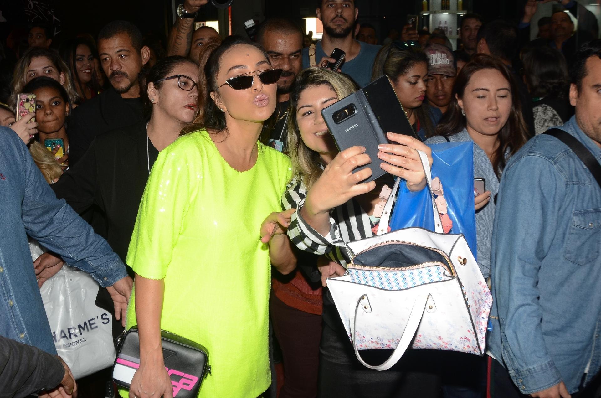 Sabrina Sato usou um vestido verde neon do estilista Vitor Zerbinato - Eduardo Martins/Ag.News