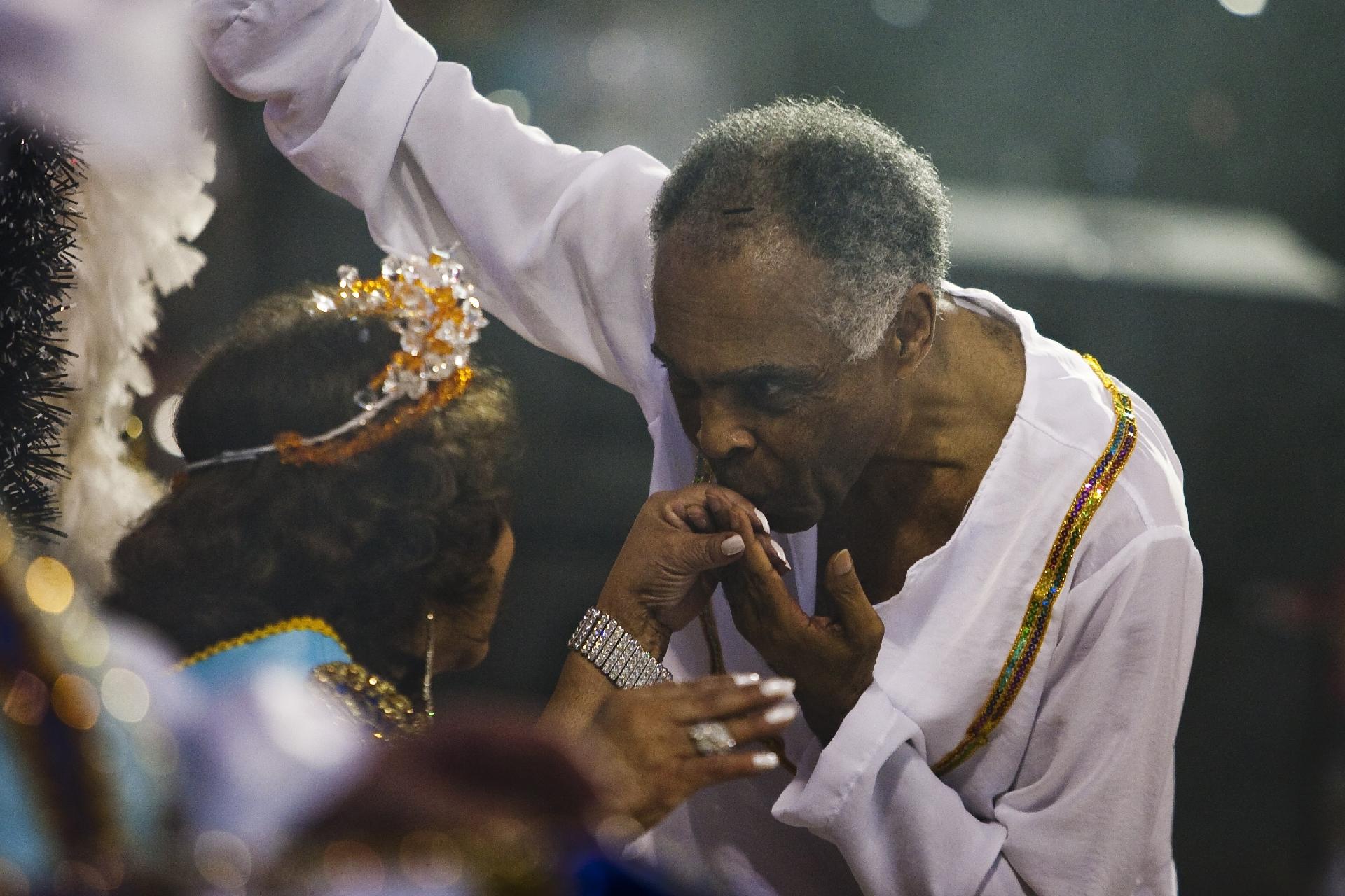 Gilberto Gil beija a mão de Angela Maria no desfile Águia de Ouro, em São Paulo, no Carnaval de 2012 - Apu Gomes/Folhapress