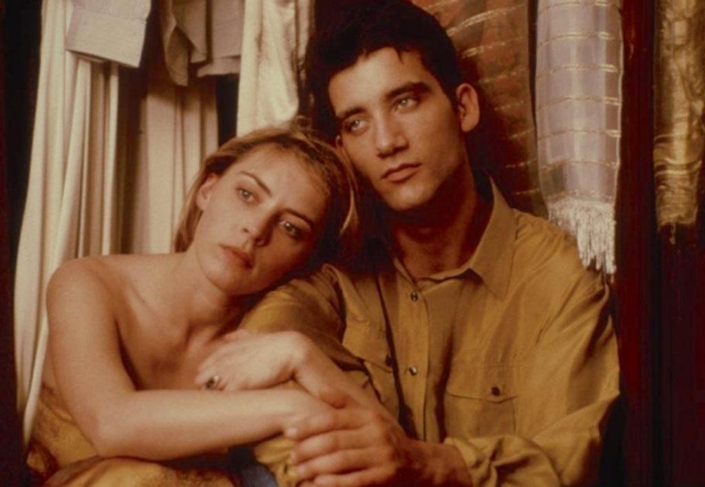 Clive Owen e Saskia Reeves em "Três Amores e uma Paixão" (1991) - Divulgação
