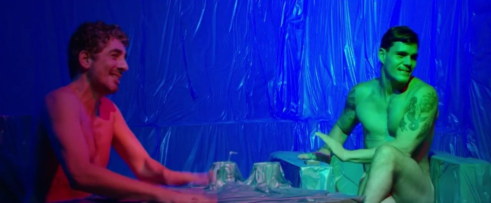 Juliano Cazarré, que fez nu frontal no filme "Boi Neon" (2015), topou tirar a roupa novamente, mas na TV. Ele apareceu pelado com Michel Melamed durante entrevista ao programa "Bipolar Show", do Canal Brasil, em 2016. - Reprodução/Canal Brasil