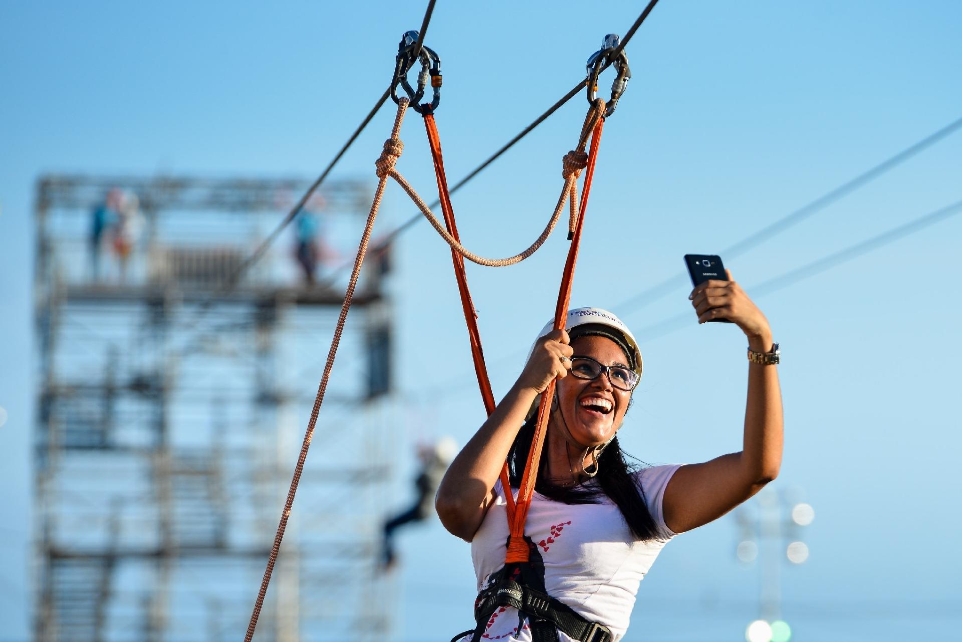 Público se diverte na tirolesa montada na Arena Daniela Mercury onde aconteceu os cinco dias de festa do Festival Virada Salvador - João Alvarez /UOL