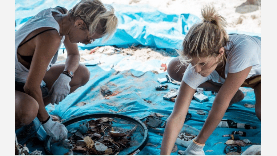 Fernanda Freitas e Isabella Santoni separam lixo em praia de São Conrado, no Rio - Reprodução/Instagram