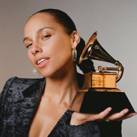 Alicia Keys posa com o Grammy - Reprodução/Twitter - Reprodução/Twitter