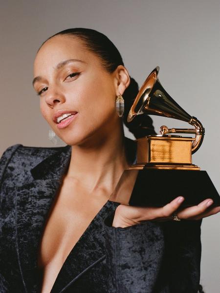 Alicia Keys posa com o Grammy - Reprodução/Twitter