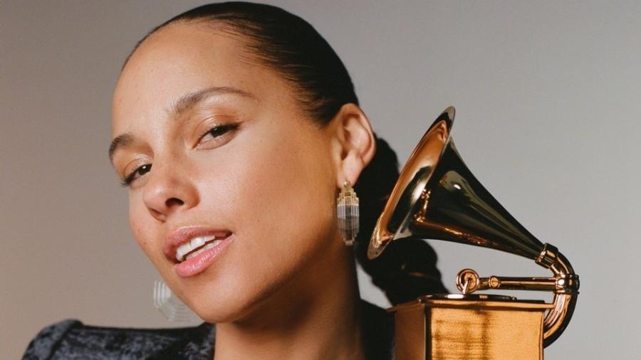 A cantora Alicia Keys posa com o Grammy 2019 - Reprodução/Twitter