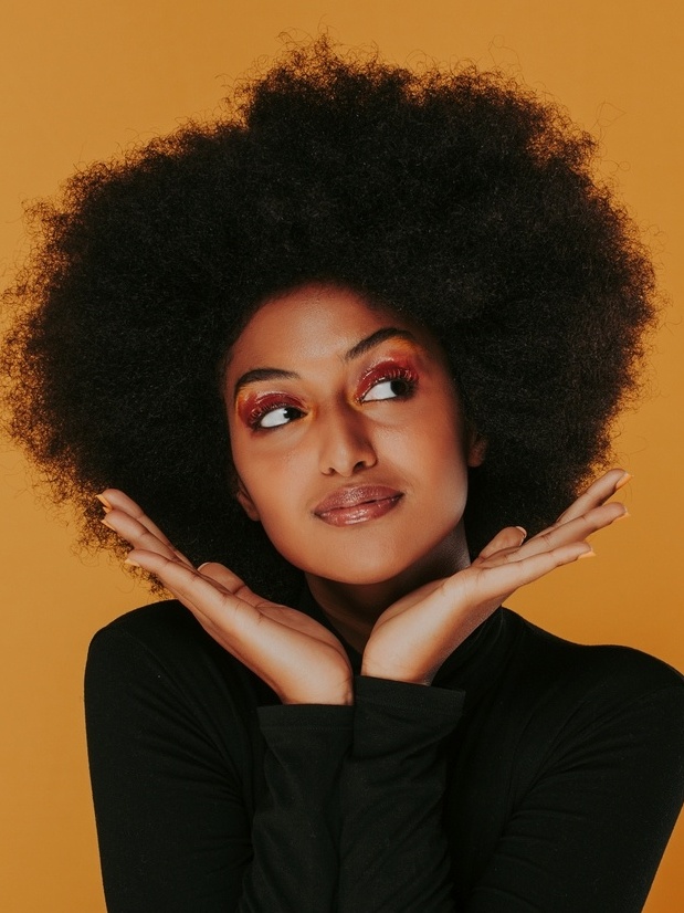 Mulheres negras enxergam cabelo e maquiagem como objetos de resistência -  23/05/2019 - UOL Universa